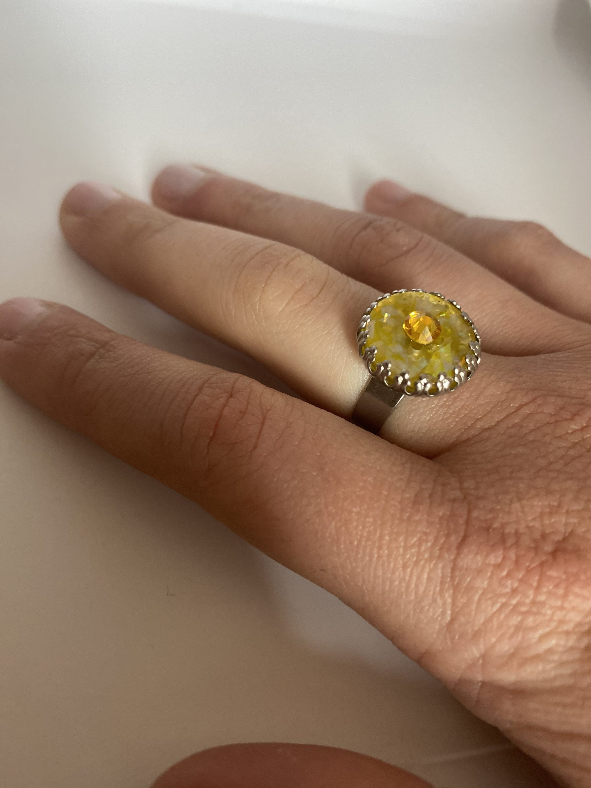 Bague réglable cabochon jaune pailleté – Image 2