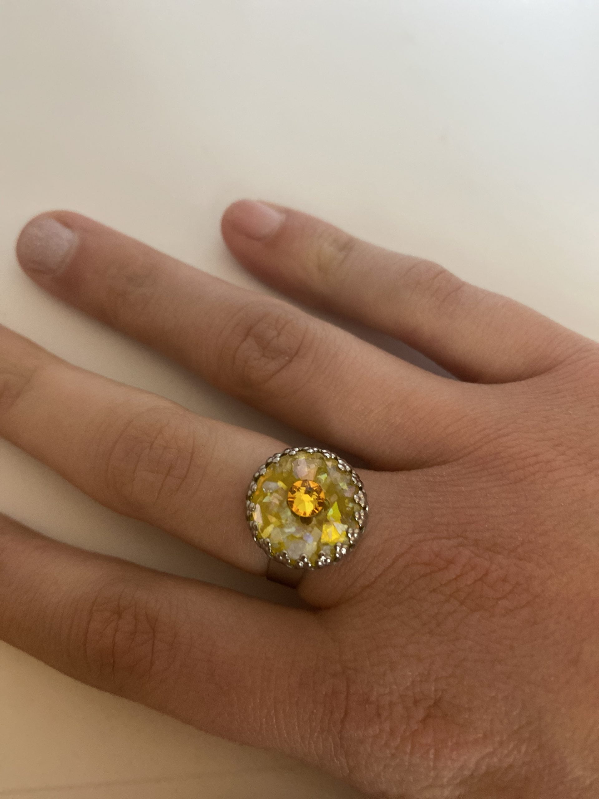 Bague réglable cabochon jaune pailleté