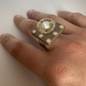 Bague carré gris à pois blanc
