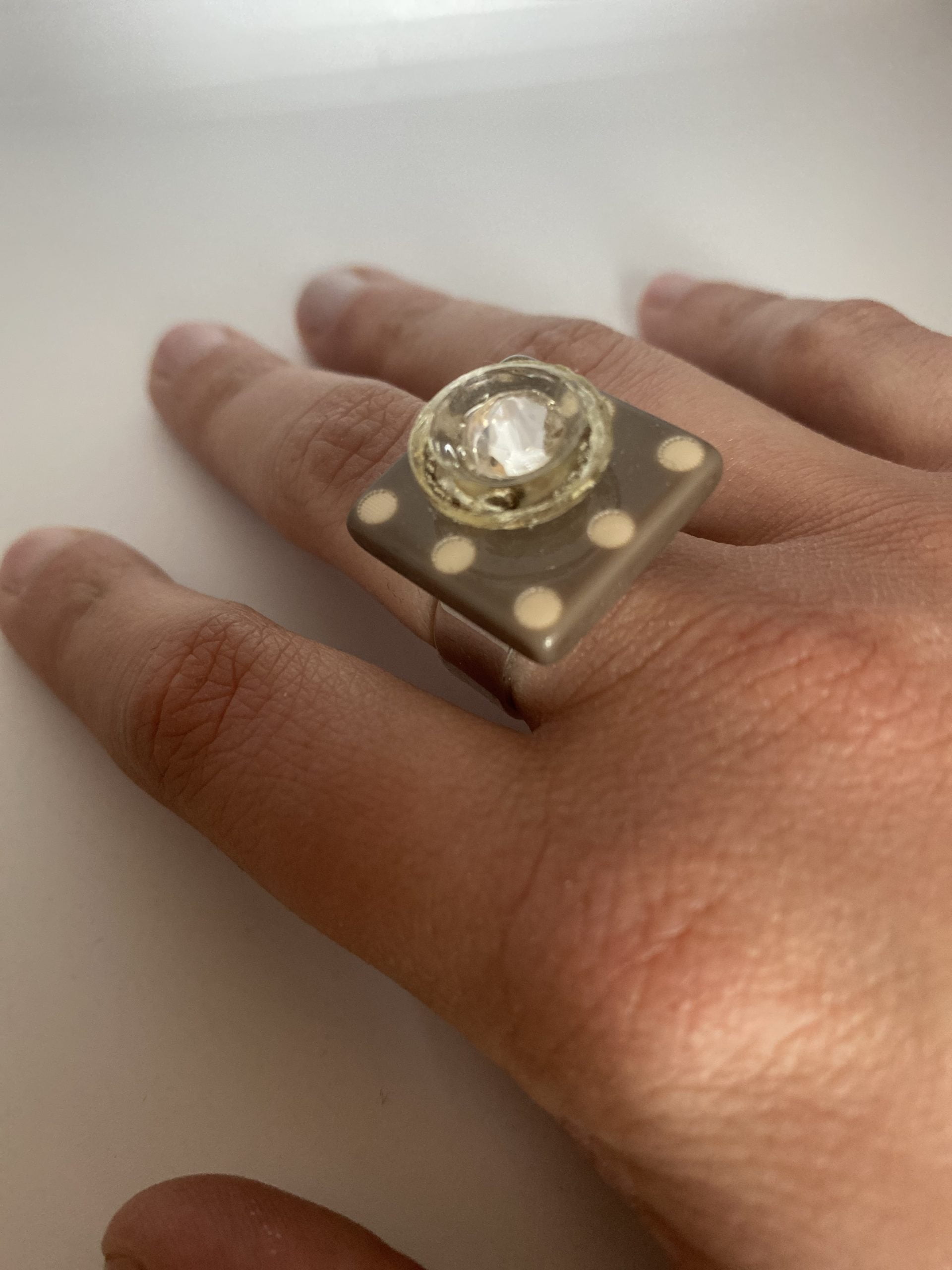 Bague carré gris à pois blanc