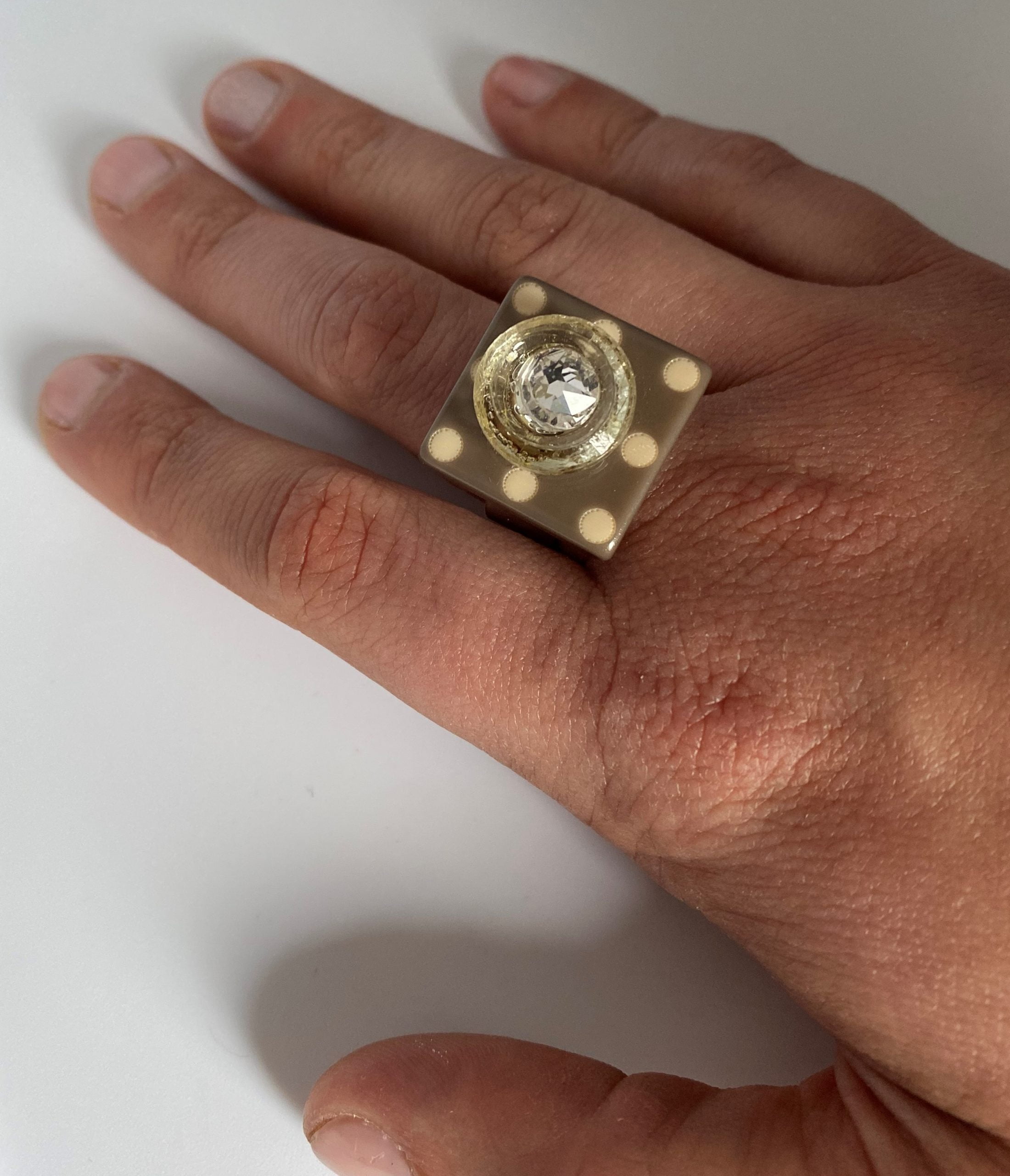 Bague carré gris à pois blanc – Image 2