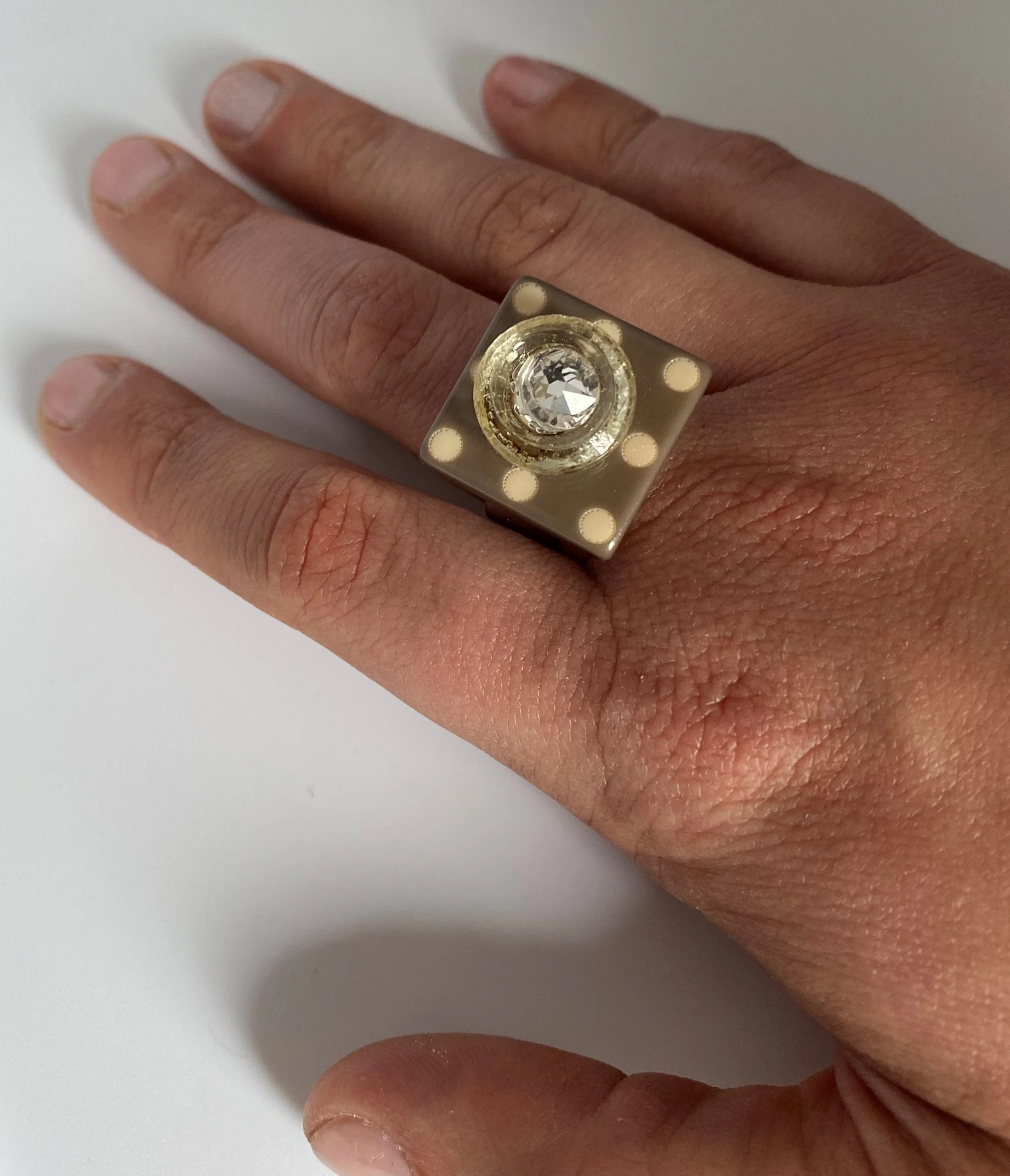 Bague carré gris à pois blanc – Image 2
