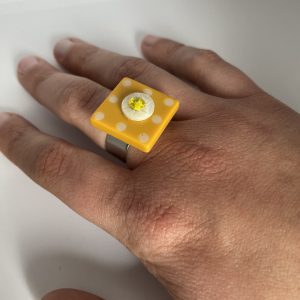 Bague carré jaune à pois blanc
