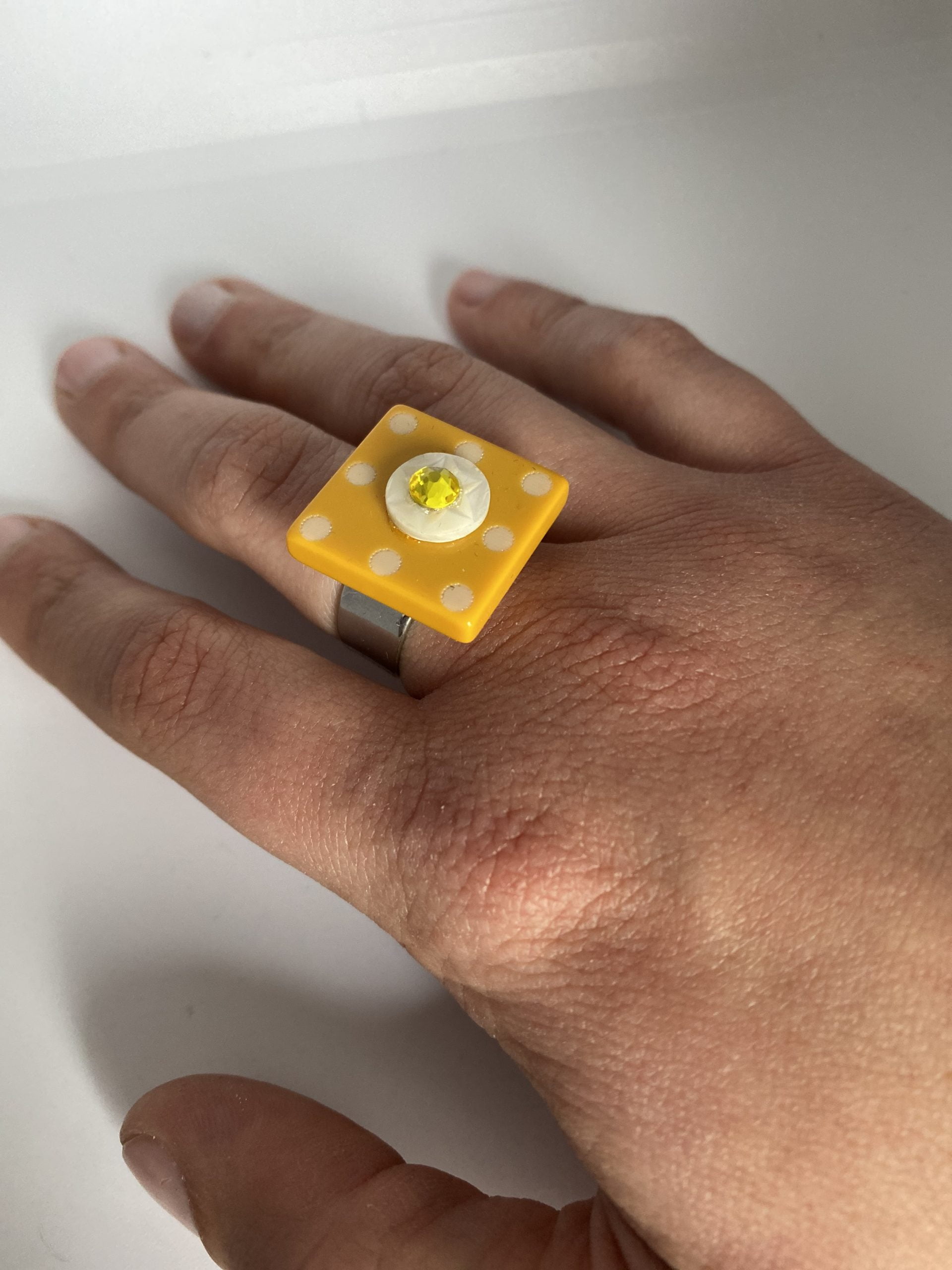 Bague carré jaune à pois blanc