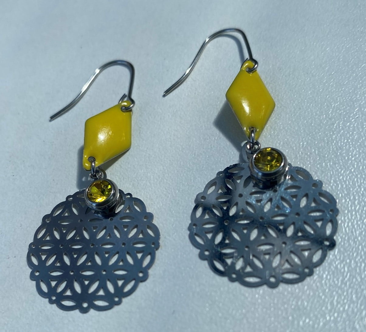 Boucles d’oreilles estampe et losange jaune – Image 2