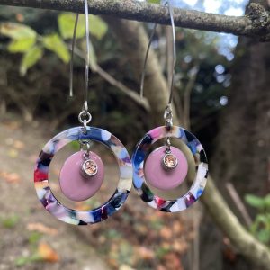 Boucles d’oreilles roses émail et acétate