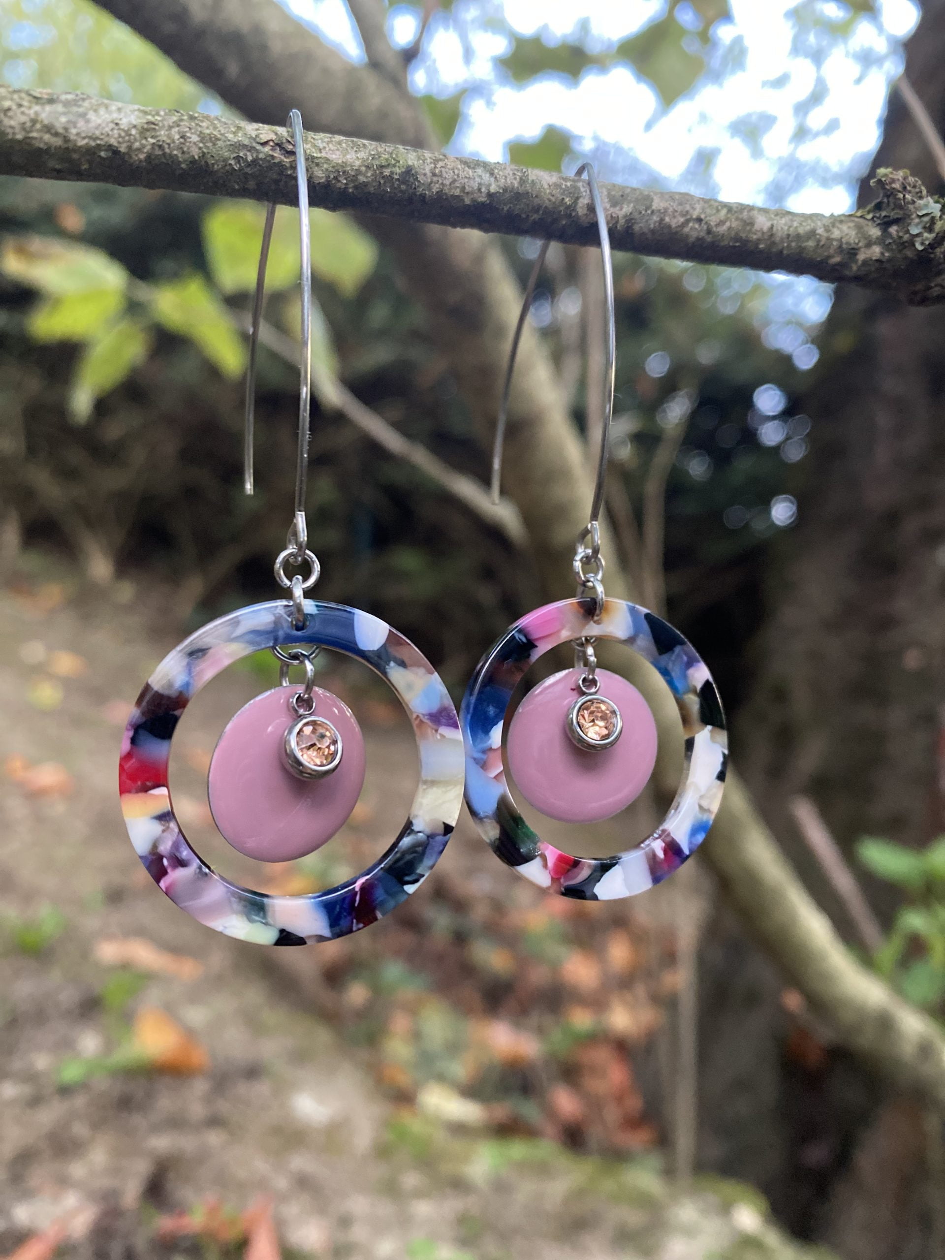 Boucles d’oreilles roses émail et acétate