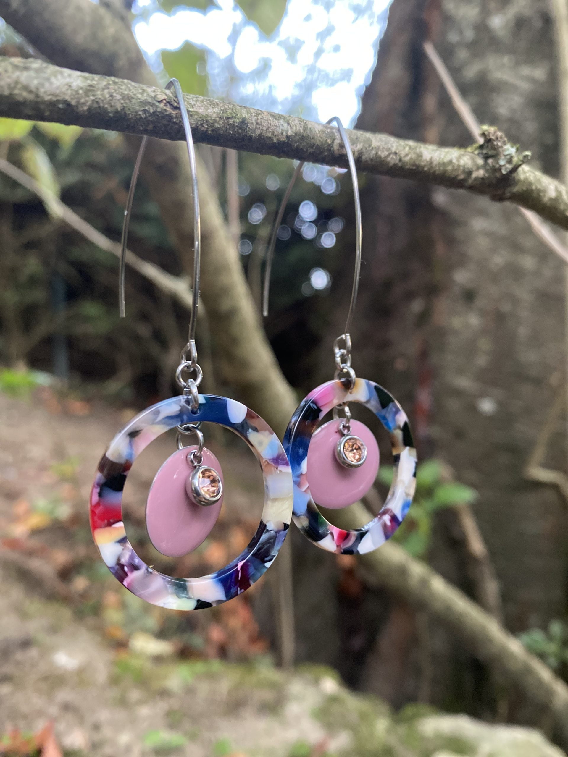 Boucles d’oreilles roses émail et acétate – Image 2