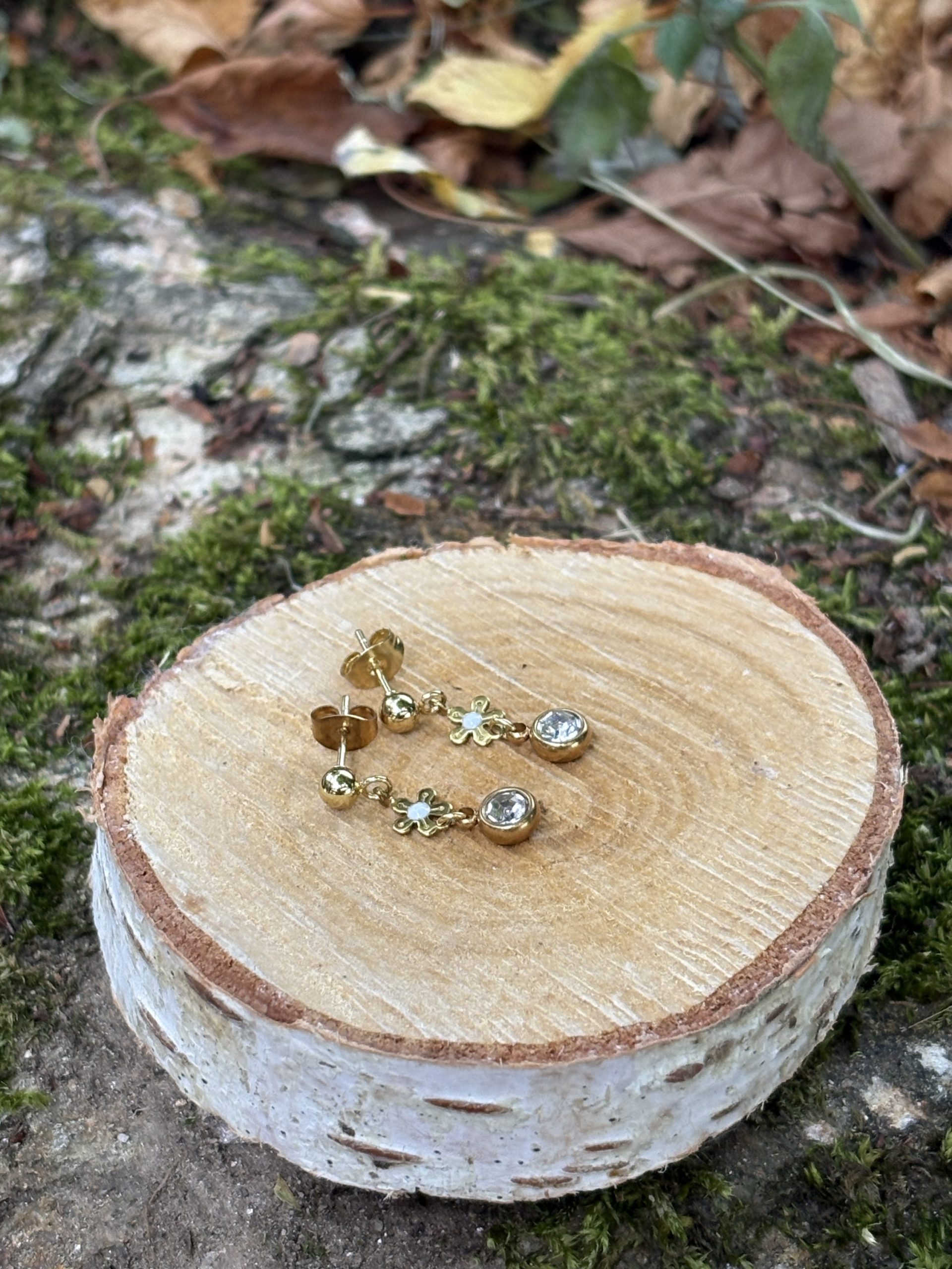 Petites boucles d'oreilles fleur et cristal – Image 2