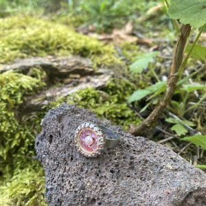 Bague réglable cabochon rosé pailleté