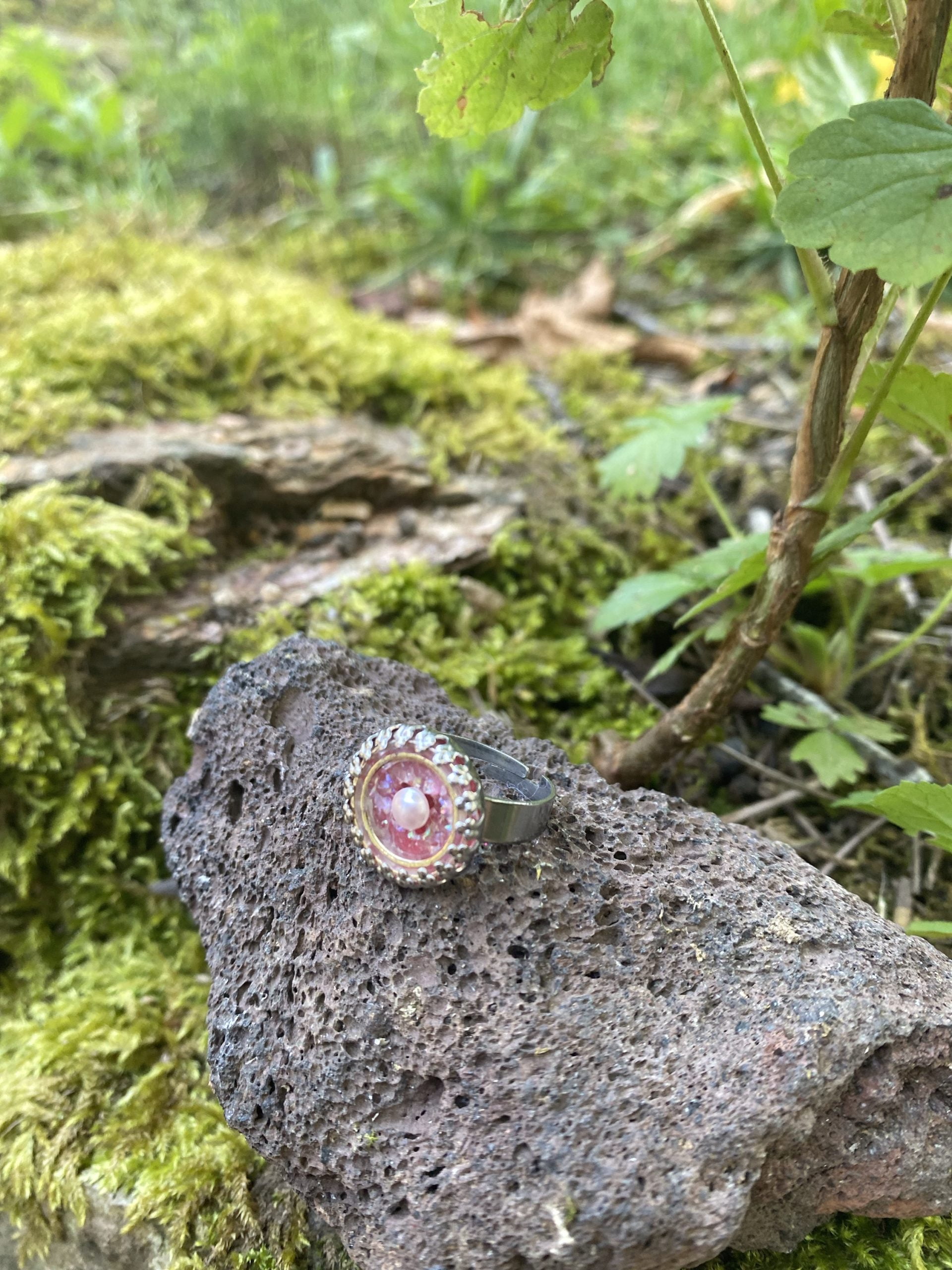 Bague réglable cabochon rosé pailleté