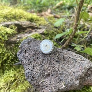 Bague réglable cabochon blanc et petite  fleur en nacre