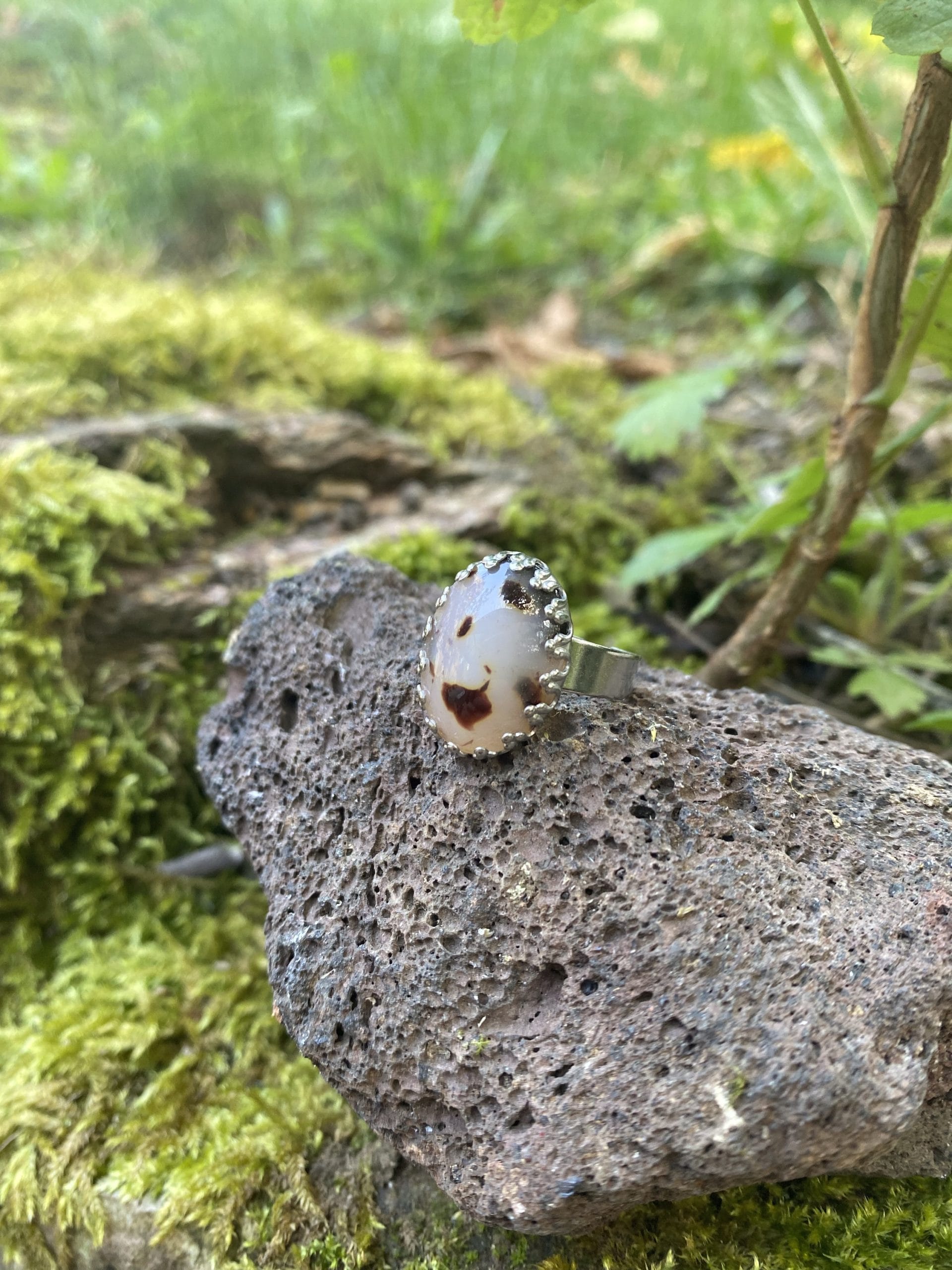 Bague cabochon effet écaille de tortue ajustable
