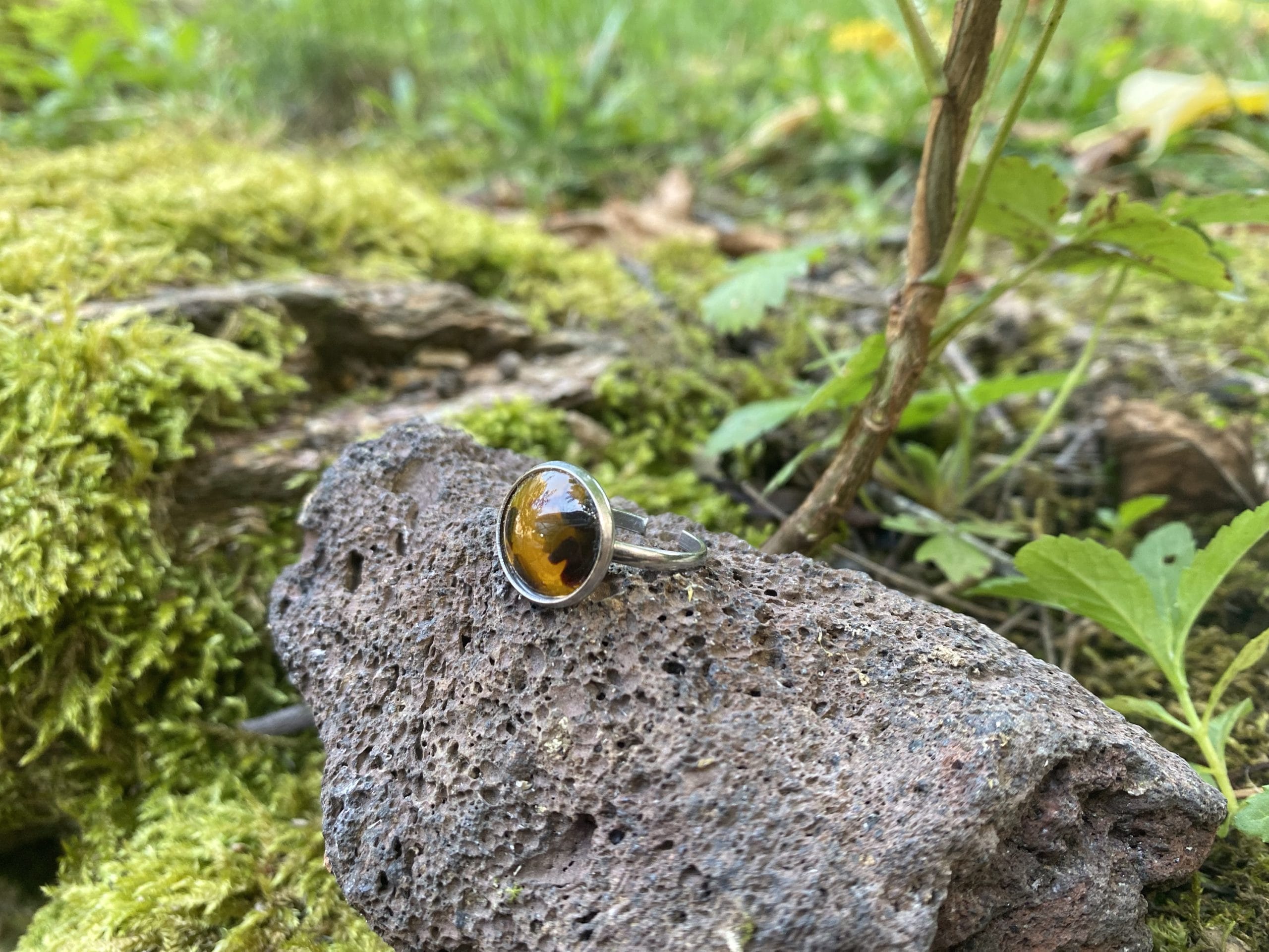 Bague cabochon rond effet écaille de tortue ajustable