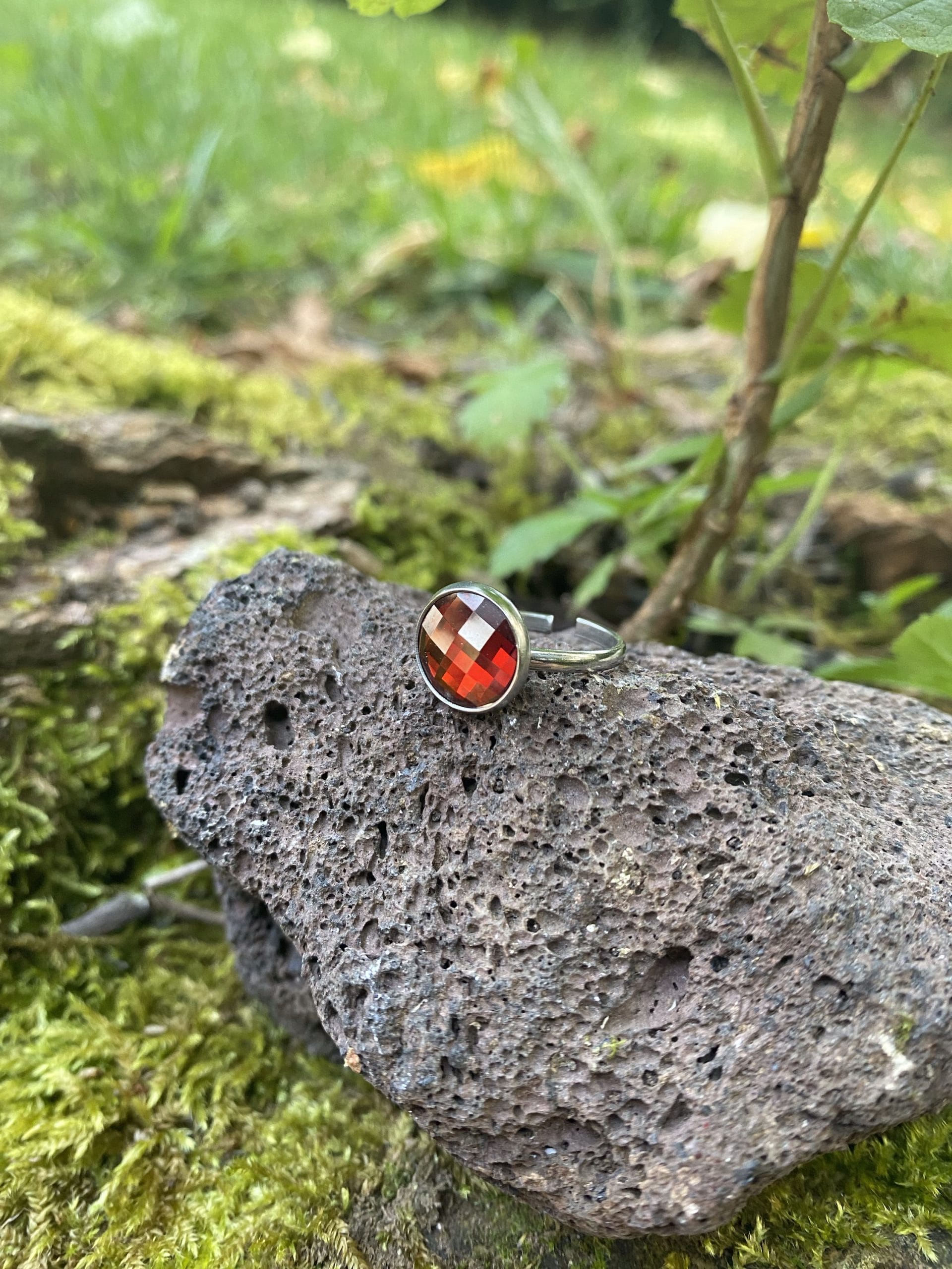 Bague cabochon cristal Swarovski facetté rouge