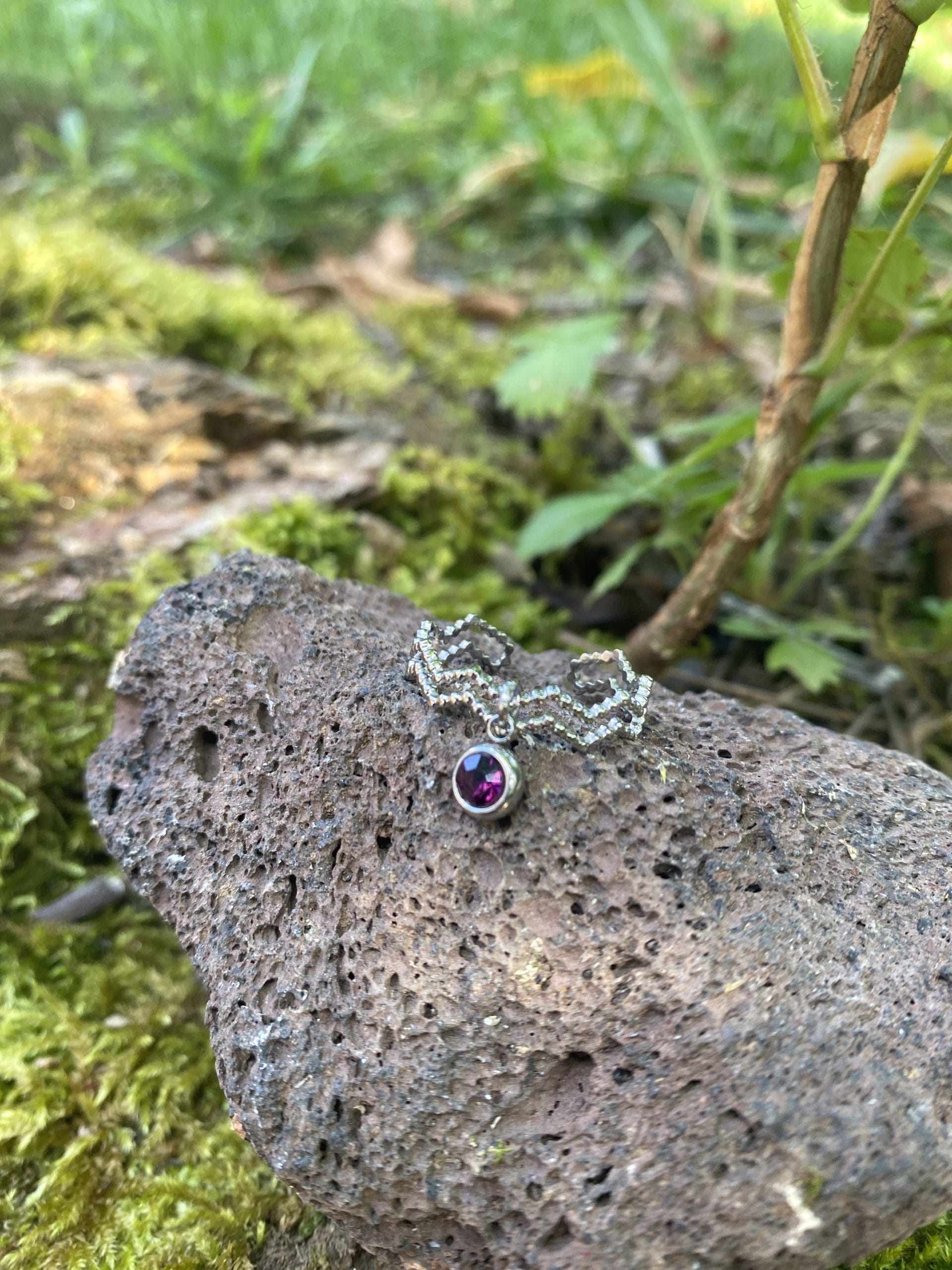 Bague zigzag ajustable argenté et strass violet