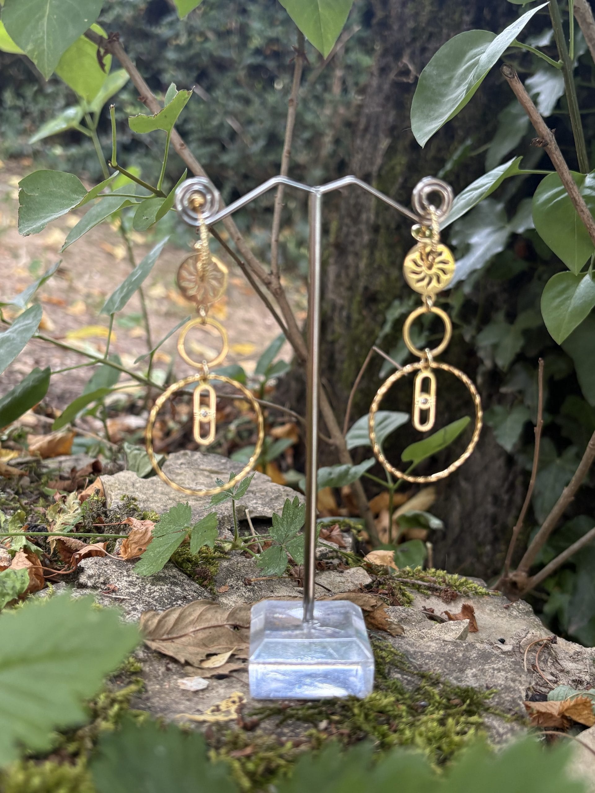 Boucles d’oreilles soleil et anneaux dorés – Image 2