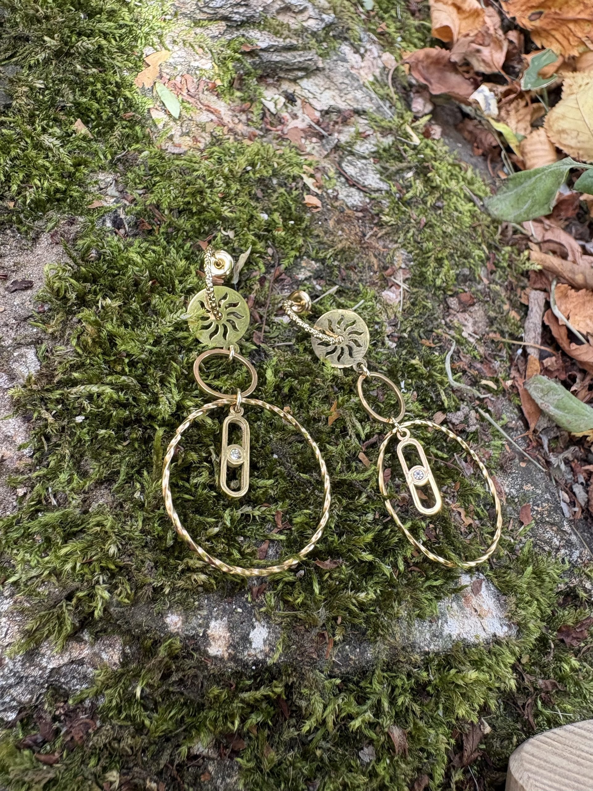 Boucles d’oreilles soleil et anneaux dorés